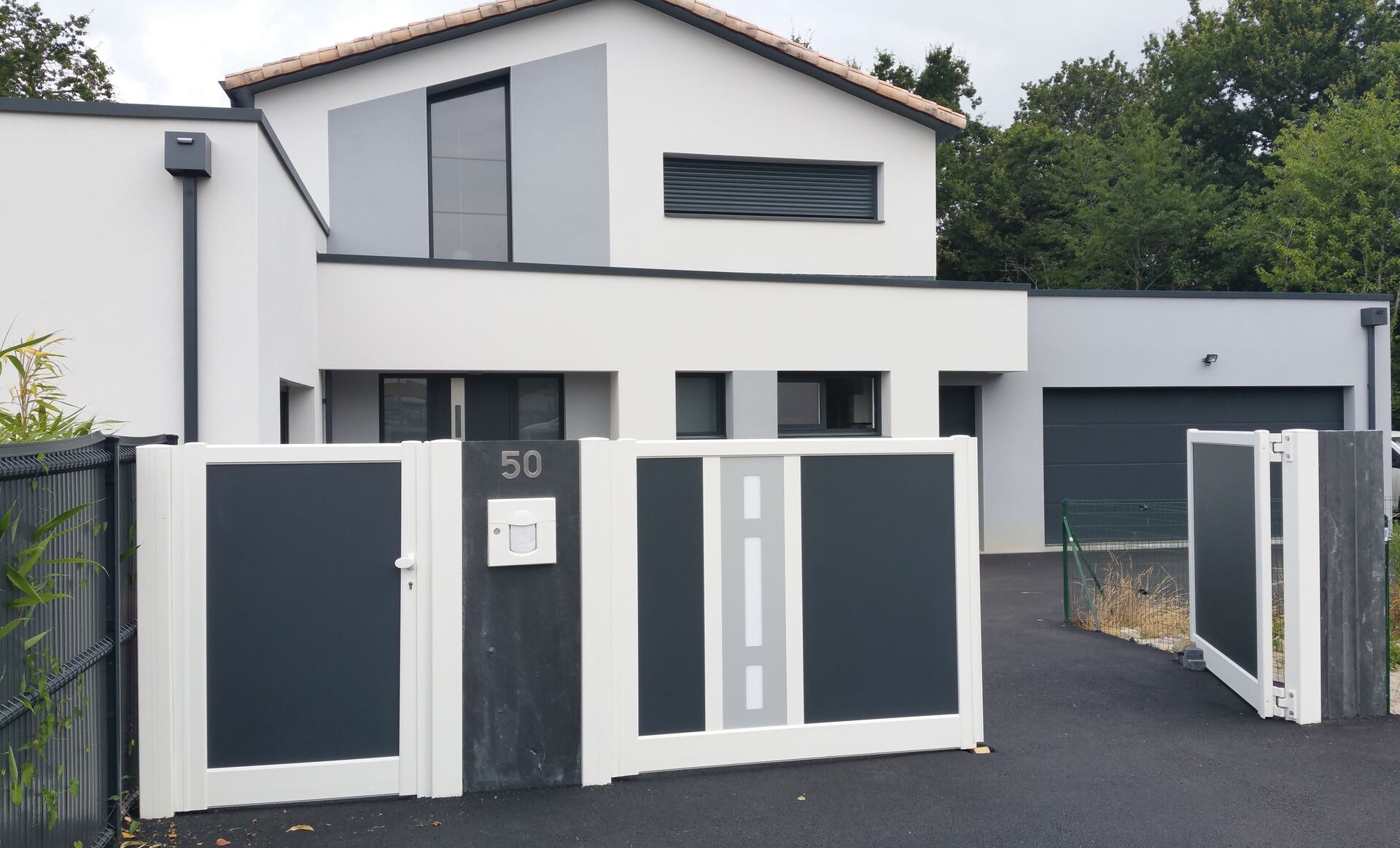 Portail avec motorisation intégrée