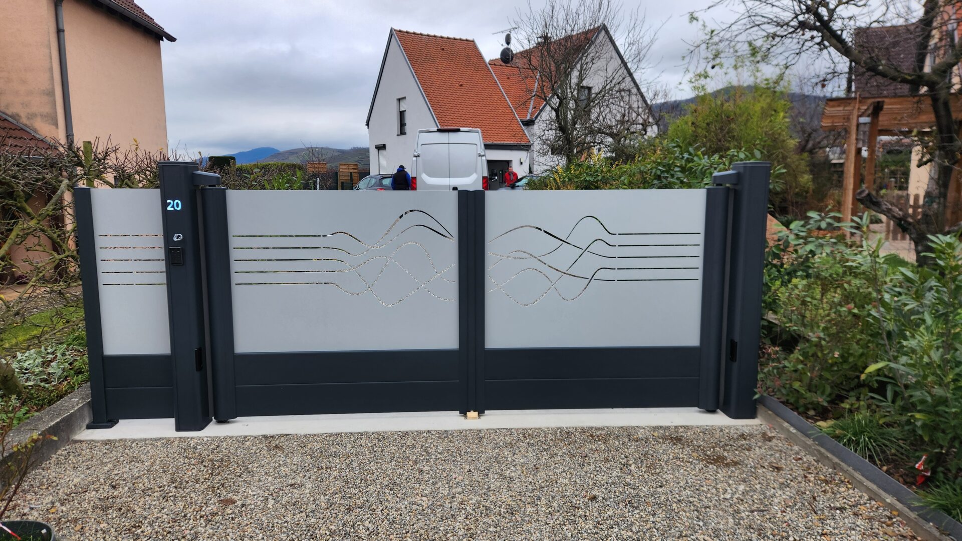Portail aluminium avec motorisation intégrée